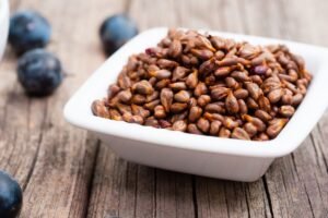 Uogų kauliukų nauda: kodėl išspjaudami sėklas prarandate vertingiausią maisto dalį?