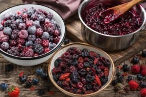 Uogų šaldymas, džiovinimas ar virimas: kuris konservavimo būdas išsaugo daugiausiai vitaminų?